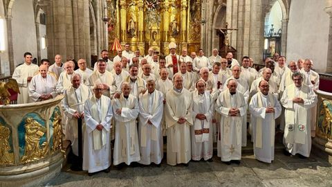 Alrededor de 60 curas de la diócesis participaron en los actos de jubileo y las bodas sacerdotales que presidió el obispo, Fernando García Cadiñanos, en la Catedral de Mondoñedo