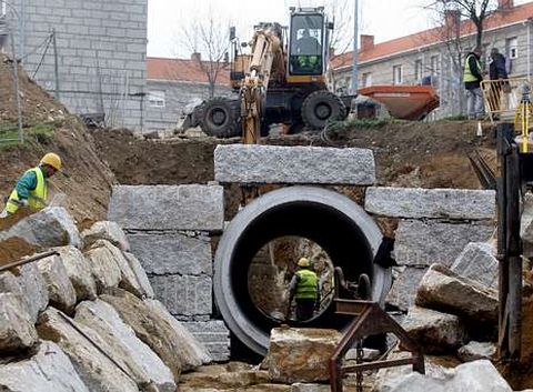 Toneladas de tierra cubren el c�sped del parque de A Coca desde que empezaron las obras. 