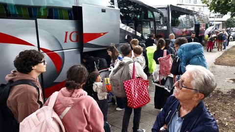 Viajeros de la l�nea de tren entre Vigo y Oporto prepar�ndose el jueves pasado para subir a los autobuses que les llevar�n a Valen�a.