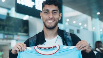 Sebasti�n C�ceres, a su llegada a Vigo para firmar con el Celta.