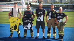 Viti muestra la camiseta ourensanista que se solidariza con los brigadistas que lucharon contra los incendios