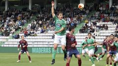 Artetxe en un duelo a�reo en el derbi entre Racing y Pontevedra. 