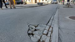 Pavimento roto en la calle de la Iglesia, frente a la salida del p�rking del Cant�n.