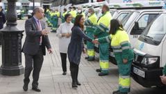 Imagen de archivo de la alcaldesa, In�s Rey, pasando revista a los nuevos equipos de limpieza de la ciudad, concentrados en Mar�a Pita