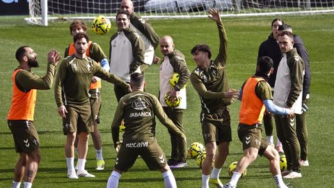 Javi Rodr�guez, en un juego en el entrenamiento, puede ser el �nico habitual en defensa.