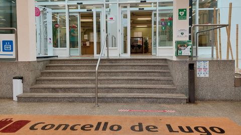 La entrada del edificio administrativo del Concello