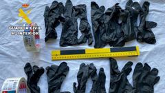 Los investigadores intervinieron a las acusadas guantes, bridas y cinta de carrocero.