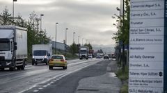 Veh�culos en el pol�gono industrial de San Cibrao