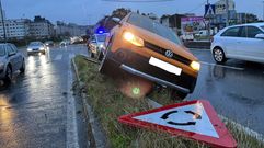 Veh�culo que qued� subido encima de la mediana de la avenida Nicasio P�rez.