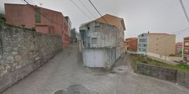 R�a Carril, barrio de San Caetano. Luis Alberto �lvarez viv�a en este barrio de A Guardia situado al sur de la villa, pasando el casco urbano y con vistas privilegiadas al Atl�ntico. Su casa estaba en el n�mero 14 de la calle Carril, all� recibi� a los autores paliza mortal que recibi� y caus� gran alarma en el vecindario.