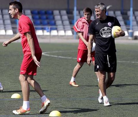 Quique Setin, durante el entrenamiento matinal de ayer en A Cheda.