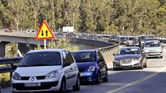 Enormes atascos para llegar a Rande desde Moa�a