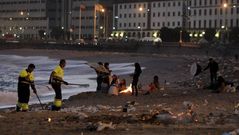 Los operarios de la limpieza comenzaron su tarea cuando los �ltimos del San Juan todav�a estaban en el arenal