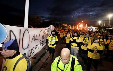 <span lang= es-es >Marcha a pie en Asturias</span>. Unos 200 trabajadores de Alcoa en Avil�s caminaron hasta Oviedo para reunirse con el delegado del Gobierno; Gabino de Lorenzo se comprometi� a �echar un cable�. 