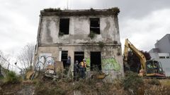 Derribo de una casa abandonada en A Sardi�eira