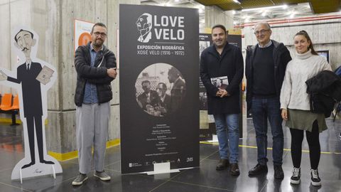 La exposición «Love Velo», sobre la vida de Xosé Velo, se puede visitar en la entrada del edificio de Ferro del campus de Ourense.