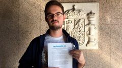 Rodrigo Rodr�guez, con la demanda contra Ryanair, en los juzgados de Vigo