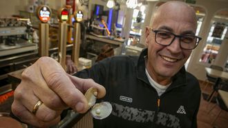 Juan García encontró esta gema natural dentro de una almeja japónica