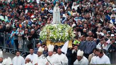 Miles de personas acuden a una procesión en Fátima