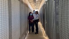 Juana Ruiz, esposada de pies y manos en la prisi�n israel� de Ofer, antes del inicio de la vista judicial.