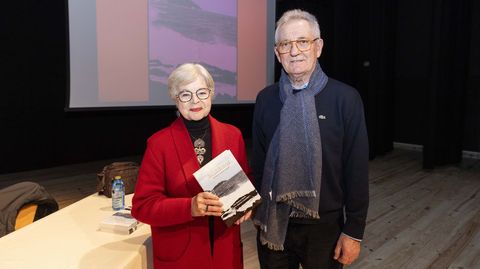 El 2026 tambi�n ha empezado entre libros. Ana Romero Masi� y Xurxo Alfeir�n presentaron  Salsieiros  este viernes 2 de enero en Malpica 