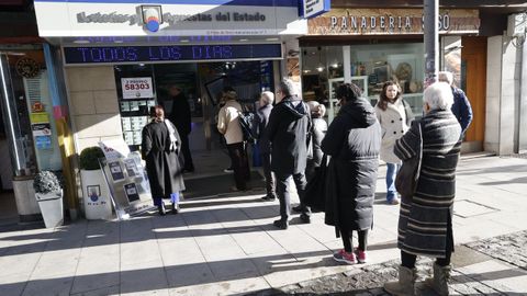 Colas en El filón de oro para comprar lotería tras repartir el segundo premio en el sorteo de Navidad