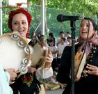 <span lang= es-es >M�sica nas Filipenses</span>. O equipo de Normalizaci�n Lingu�stica do colexio organizou un festival no que participaron todos os nenos do centro as� como distintos grupos folcl�ricos tradicionais da provincia. Tam�n leron poemas de D�az Castro.