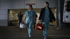 Patricia y Silvia, saliendo del Chuac para ir a por las muestras de posibles contagiados
