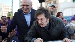 Milei, evacuado de un acto electoral tras lanzarle objetos unos manifestantes