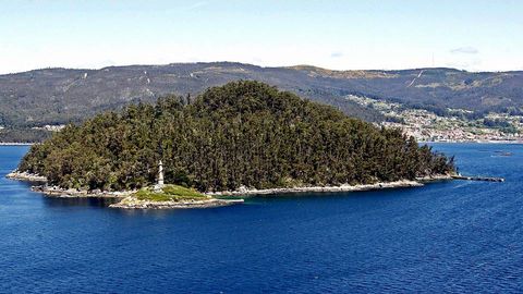 El acceso a la isla de Tambo (r�a de Pontevedra) est� restringido. Alberga edificios de uso militar.