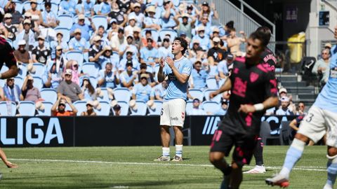 Hugo Gonz�lez se lamenta de una ocasi�n fallada por el Celta ante el M�laga.