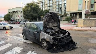 Arde un veh�culo en la calle Curros Enr�quez
