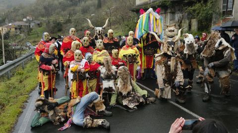 Volantes y peliqueiros y el pucho posan para una foto antes de subir al campo de la fiesta de Santiago da Riba