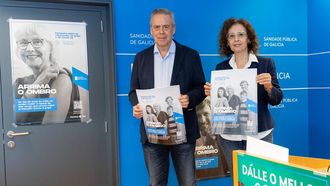 El conselleiro, Antonio G. Caama�o, y la directora xeral, Carmen Dur�n, ayer en la presentaci�n