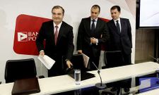 Ron (izquierda), al inicio de la presentaci�n de las cuentas del 2012 del banco.