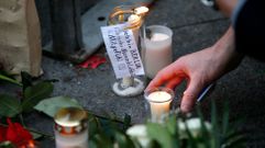 Flores y velas en recuerdo de las v�ctimas