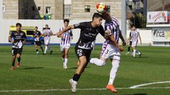 Santi de Prado pugna por un baln frente a la ordenada defensa pucelana