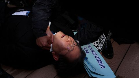 Apu�alan en el cuello al l�der de la oposici�n en Corea del Sur
