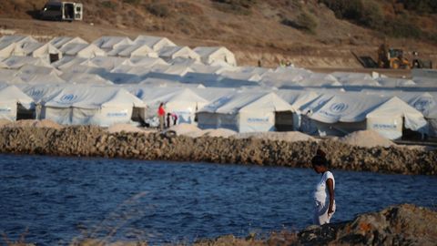  El nuevo campamento est� formado por carpas a orillas del mar