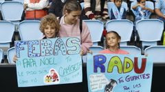 Peque�os aficionados del Celta, con pancartas en Bala�dos en el duelo ante el Betis.