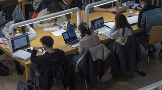 Un grupo de estudantes nunha biblioteca da USC