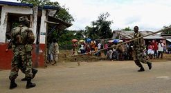 Una cuerda y varios soldados aislan un pueblo en el condado de Bomi, cerca de Monrovia (Liberia). 