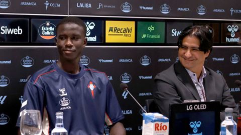 Abdoulaye Faye, con Marco Garc�s, durante su presentaci�n como jugador del Celta.