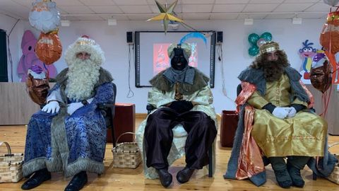 Los Reyes Magos se encontraron con los nios en la casa consistorial