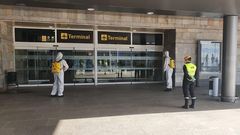 Militares de la UME, el pasado viernes realizando trabajos de desinfecci�n en el aeropuerto de Alvedro