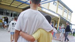 Dos ni�os de diferentes cursos se abranzan el patio del CEIP A Solaina de Nar�n, que este a�o se queda sin una de sus dos aulas de 3 a�os por falta de alumnado