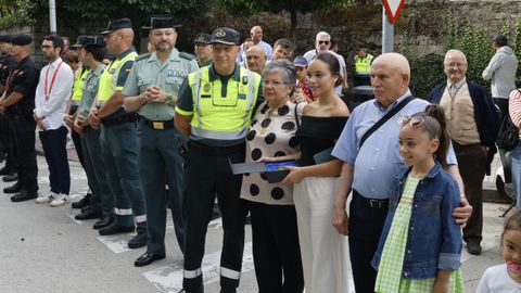 Previa a la salida de la etapa de La Vuelta en Lugo, con el homenaje a la familia del guardia civil fallecido Dmaso Guilln