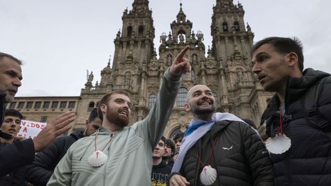 Cientos de jvenes esperaron la llegada a Santiago de Ibai Llanos. El streamer complet su peregrinacin desde O Cebreiro junto al Xokas y al resto de su equipo. 07/12/2024