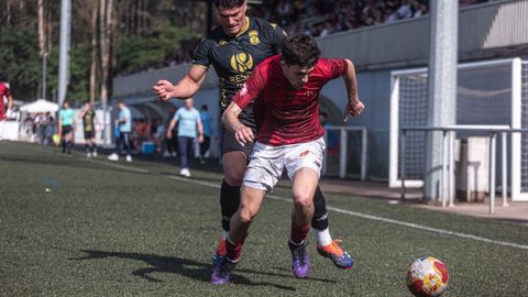 El viveirista Colucci presiona a un futbolista del Estradense este s&aacute;bado en el choque disputada en territorio pontevedr&eacute;s. 