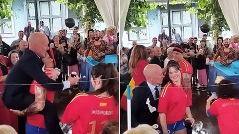 Imgenes de los disfraces de la seleccin femenina y Luis Rubiales hechos por un grupo de vecinos de Puerto de Vega durante las fiestas de la localidad